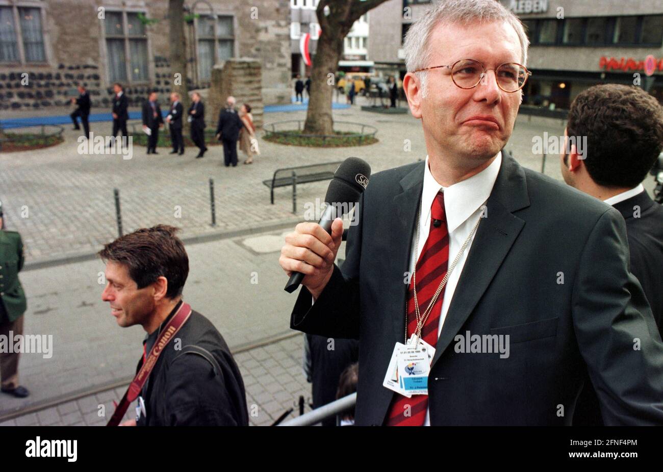 Harald Schmidt in qualità di "reporter del vertice UE per SAT1" al Consiglio dell'Unione europea di Colonia. [traduzione automatizzata] Foto Stock