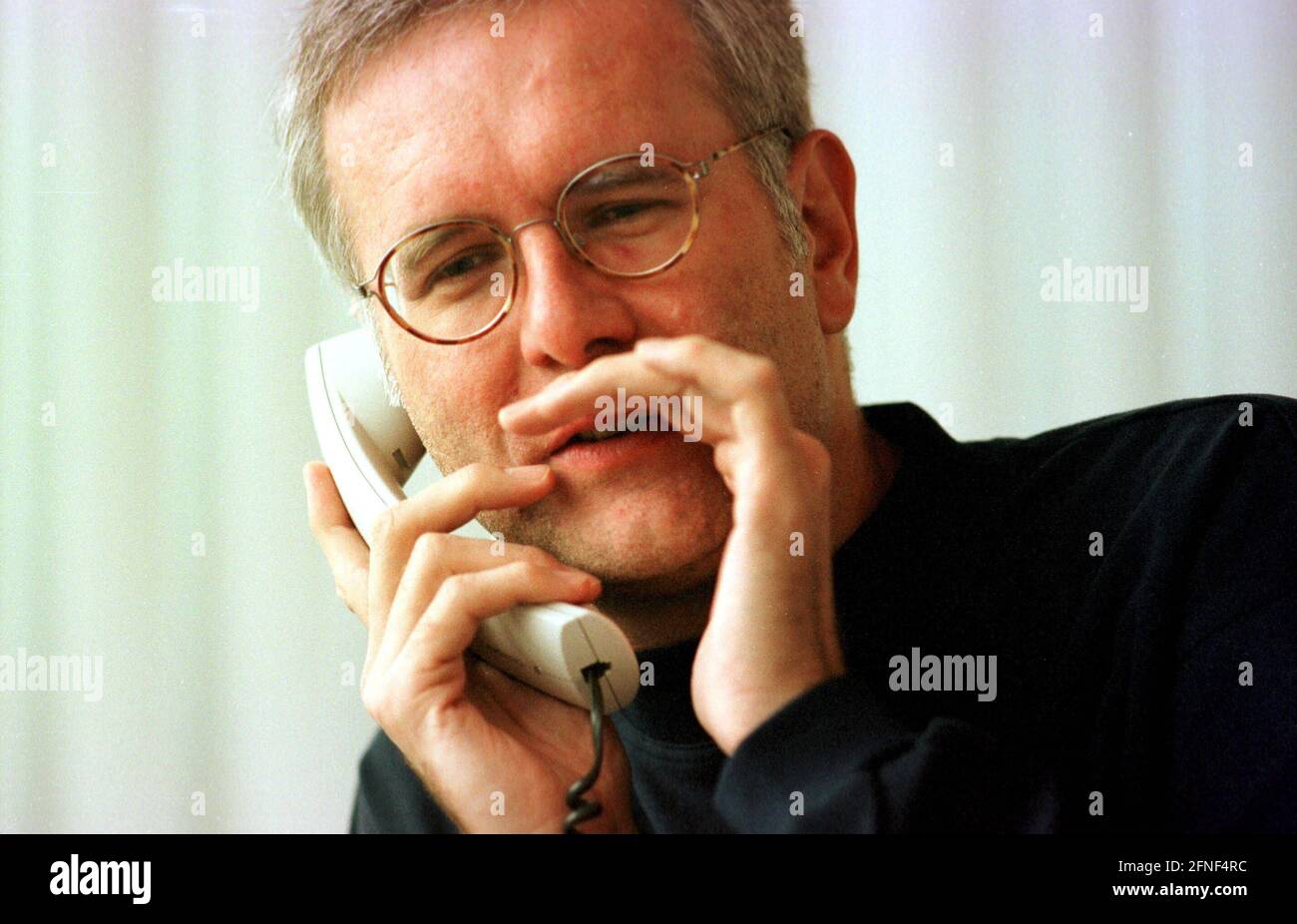 Harald Schmidt, ospite del 'Harald Schmidt Show', è al telefono con Fred Kogel. [traduzione automatizzata] Foto Stock