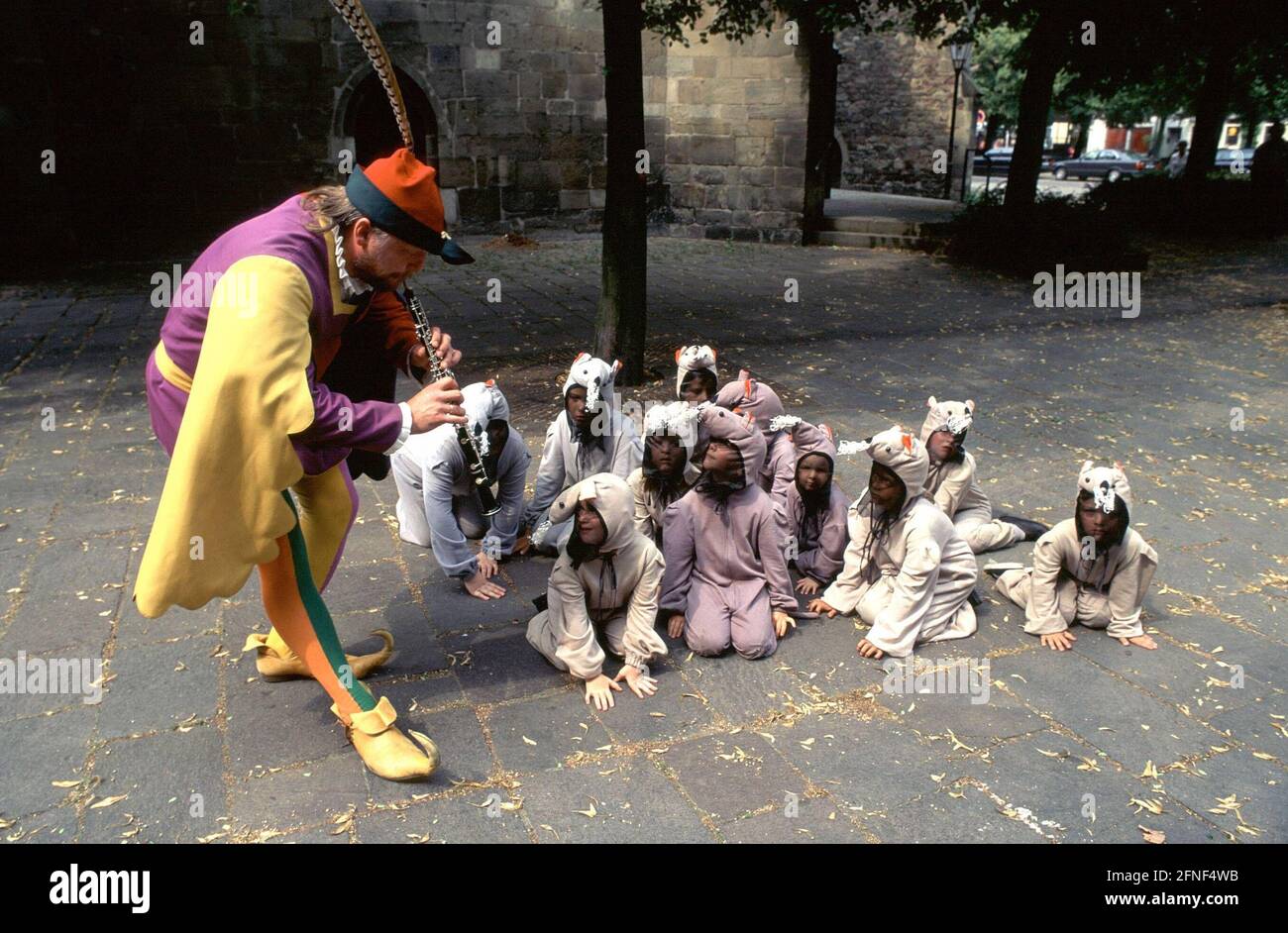 Il Pied Piper di Hamelin in azione ai giochi all'aperto in città. [traduzione automatizzata] Foto Stock