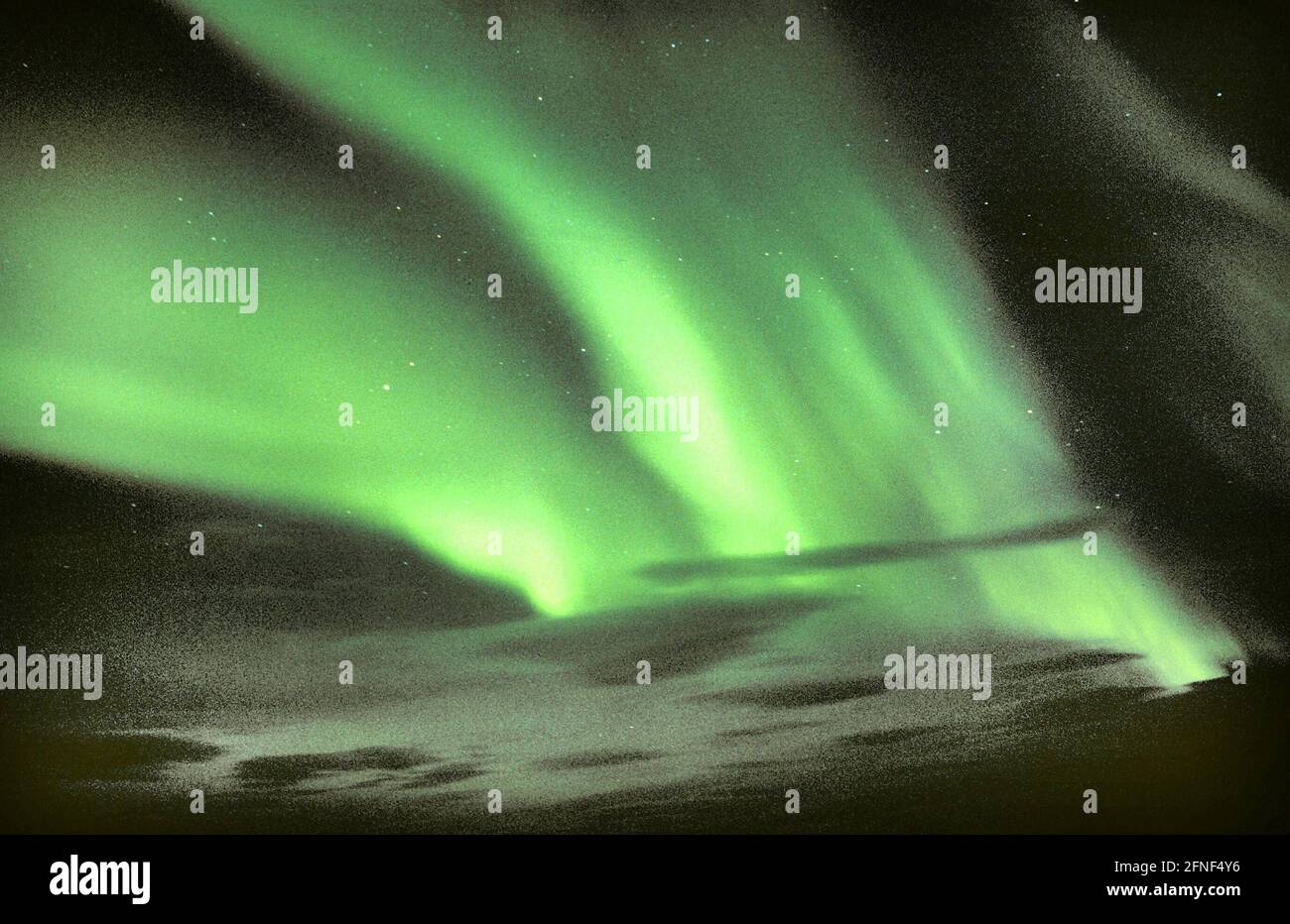 L'aurora boreale è dovuta alla penetrazione di particelle corpuscolari solari nell'atmosfera terrestre vicino ai poli magnetici, che eccitano le particelle di gas a brillare. [traduzione automatizzata] Foto Stock
