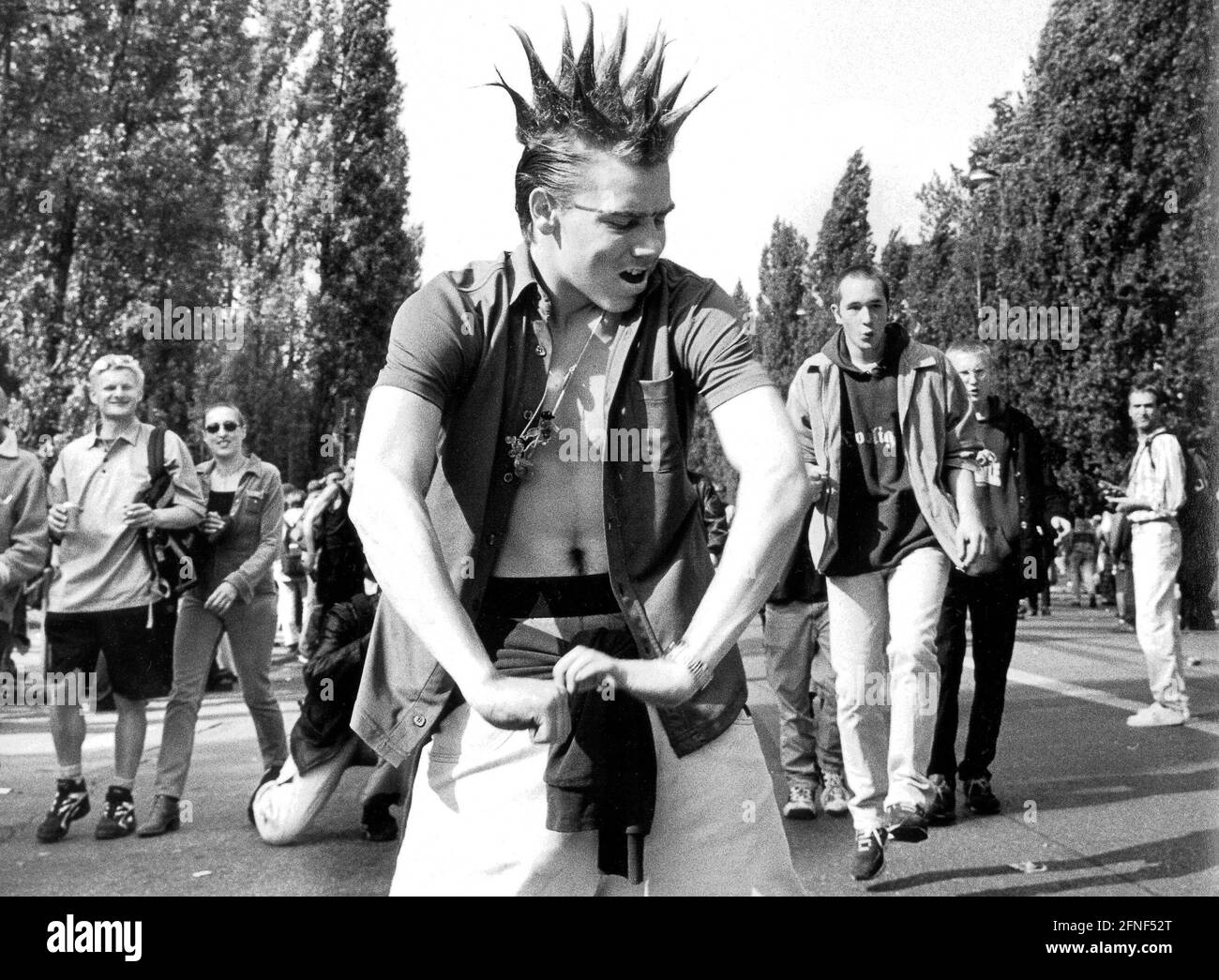 Giorno della 'Union Move': I ravers alla sfilata techno a Leopoldstraße a Monaco. [traduzione automatizzata] Foto Stock