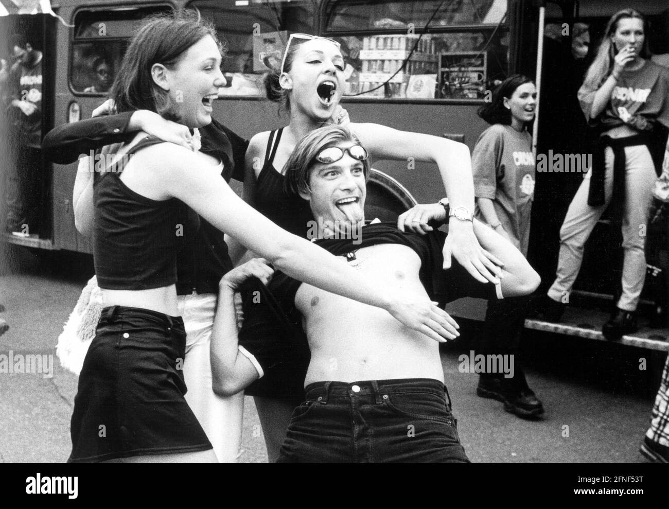 Ravers alla sfilata techno annuale di Leopoldstraße a Monaco. [traduzione automatizzata] Foto Stock