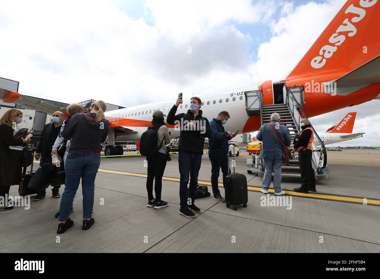 I passeggeri si preparano a salire a bordo di un volo easyJet per Faro, Portogallo, all'aeroporto di Gatwick, nel Sussex occidentale, dopo che il divieto di viaggiare per turismo internazionale per le persone in Inghilterra è stato revocato in seguito all'ulteriore allentamento delle restrizioni di blocco. Data immagine: Lunedì 17 maggio 2021. Foto Stock