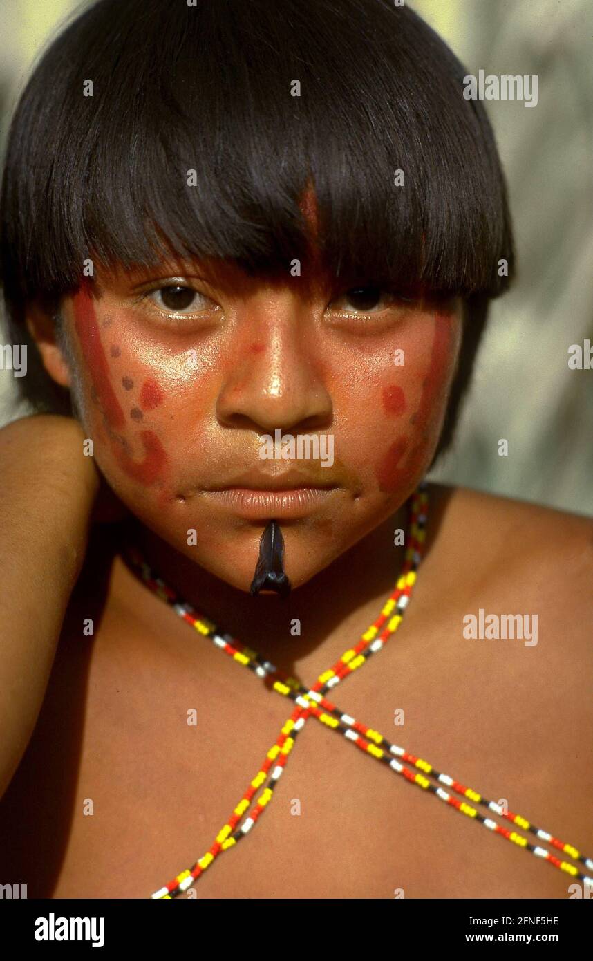 Ritratto di una ragazza Yanomami con la tipica pittura del viso e la decorazione del corpo. [traduzione automatizzata] Foto Stock