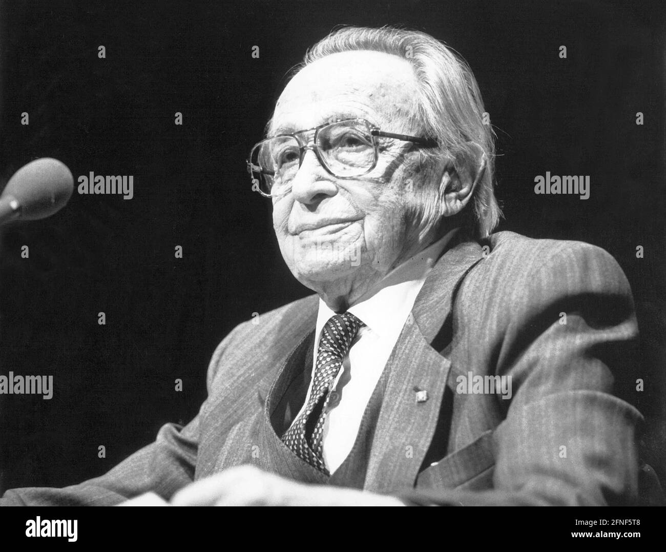 Hans Jonas come parte di una serie di conferenze al Prinzregententententheater di Monaco. [traduzione automatizzata] Foto Stock
