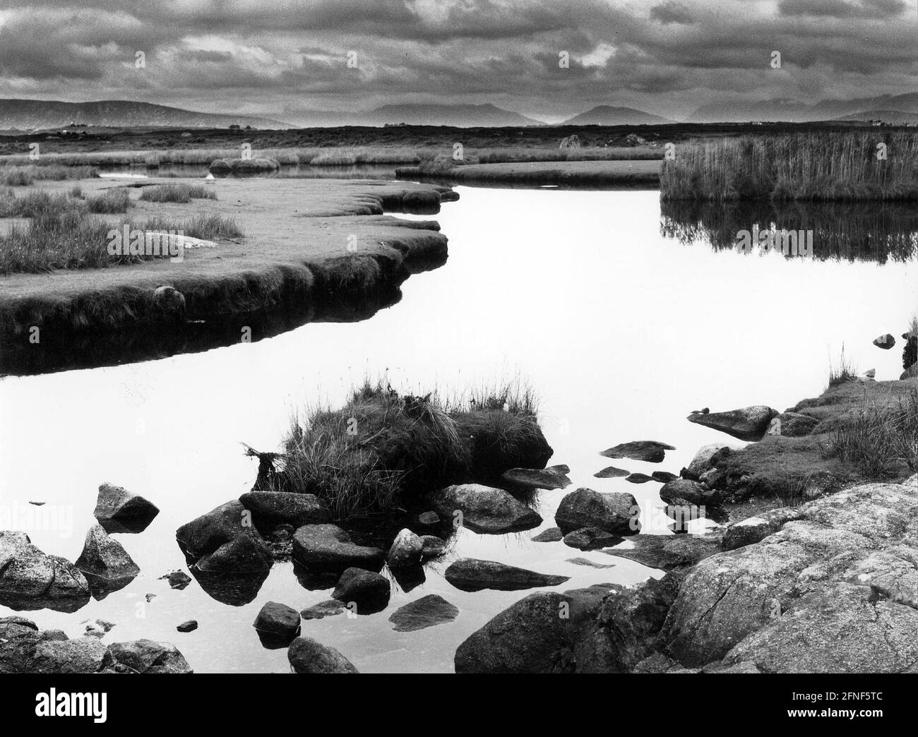 Paesaggio delle alte brughiere del Connemara, che è attraversato da molte zone d'acqua. Questa foto è stata scattata vicino a Screeb in Irlanda occidentale. [traduzione automatizzata] Foto Stock
