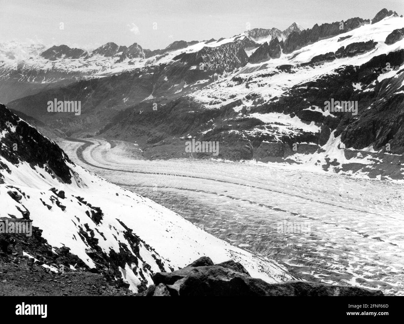 Il Grande Ghiacciaio Aletsch in Vallese, visto dall'Eggishorn, è il più lungo ghiacciaio della Svizzera.... [traduzione automatizzata] Foto Stock
