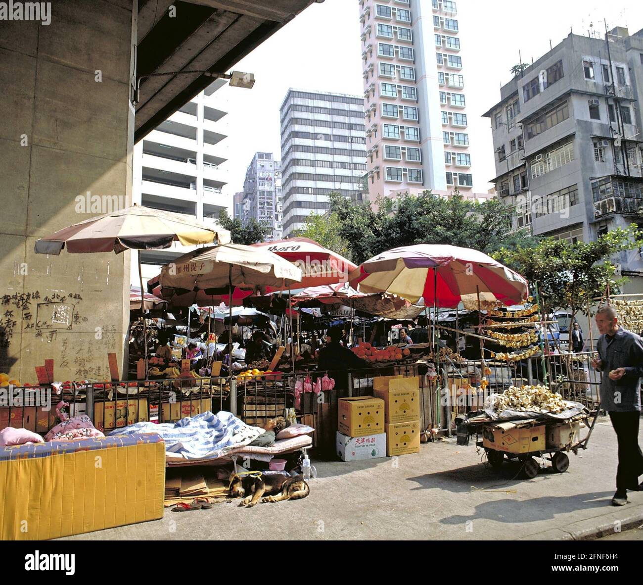 Accanto al mercato della frutta di Kowloon, i senzatetto si sono fatti a casa. [traduzione automatizzata] Foto Stock