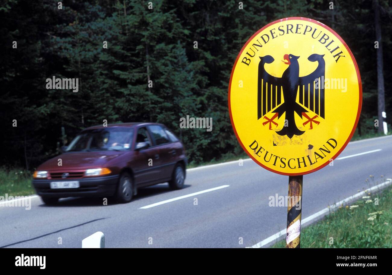 Segnale di frontiera della Repubblica federale di Germania non lontano Dal valico di frontiera tedesco-austriaco Mittenwald/Scharnitz.n [traduzione automatica] Foto Stock