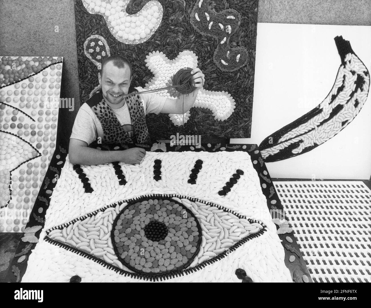 ''Karl', artista, realizza i suoi oggetti d'arte dai dolci. Le sue opere saranno presto esposte all'Ornamenta 93 nella tenda teatrale di Monaco 'Das Schloss'. [traduzione automatizzata]" Foto Stock