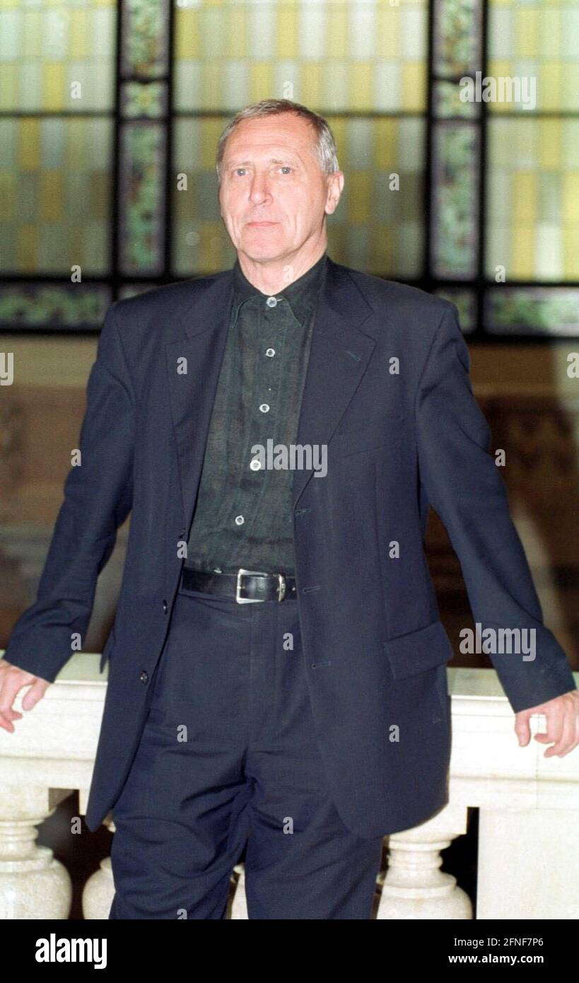 Il regista, autore e pittore britannico PETER GREENAWAY (foto) festeggia il suo 60° compleanno il 5 aprile 2002. Il Welshman divenne famoso con film come 'Prospero's Books', 'la cospirazione delle Donne', 'il contratto del disegnatore' o 'il cuoco, il ladro, sua moglie e il suo amante'. [traduzione automatizzata] Foto Stock