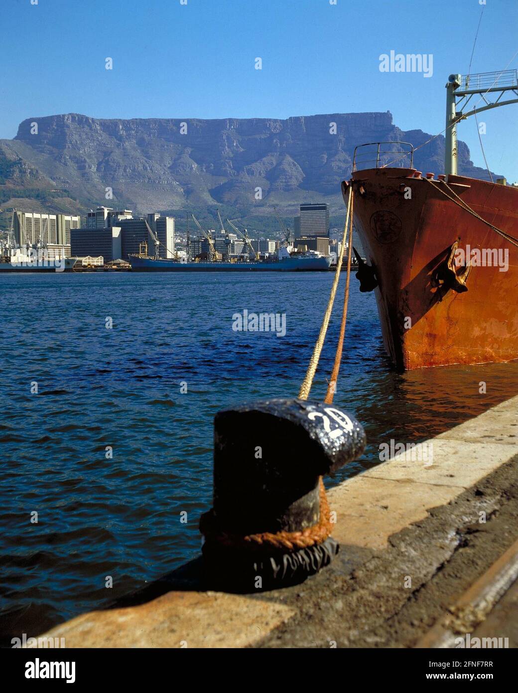 Vista dal porto di Città del Capo alla Table Mountain. [traduzione  automatizzata] Foto stock - Alamy