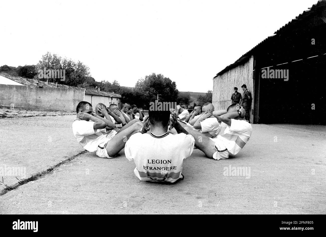 Legionaires stranieri della guarnigione di Raissac fanno i sit-up durante l'esercitazione di mattina presto. [traduzione automatizzata] Foto Stock