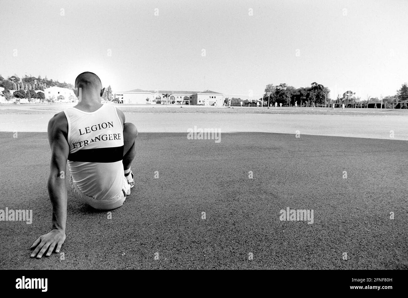 Un legionario straniero riposa sul campo sportivo della guarnigione di Castelnaudary. [traduzione automatizzata] Foto Stock