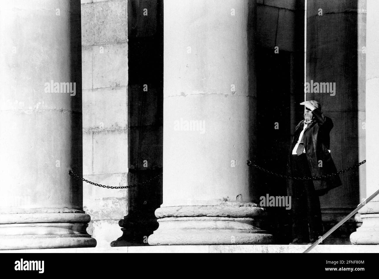 Un uomo guarda dal Glyptothek al Königsplatz di Monaco. [traduzione automatizzata] Foto Stock