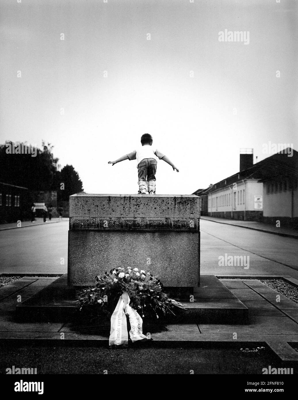 Un bambino che gioca sulla lapide dell'ex campo di concentramento di Mauthausen. [traduzione automatizzata] Foto Stock