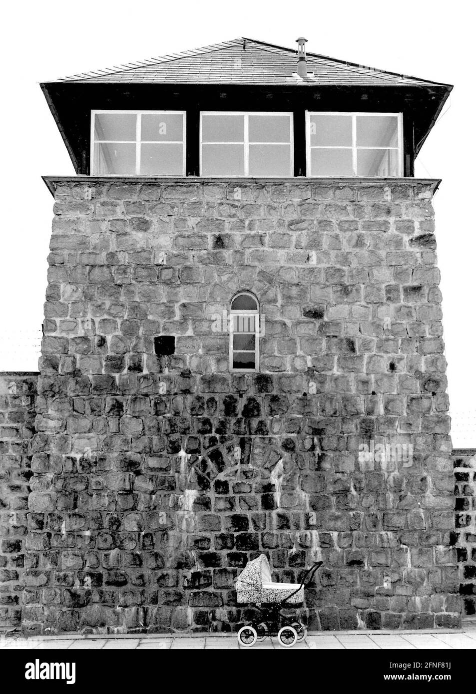 Carrozza di fronte alla torre di guardia dell'ex campo di concentramento Mauthausen. [traduzione automatizzata] Foto Stock