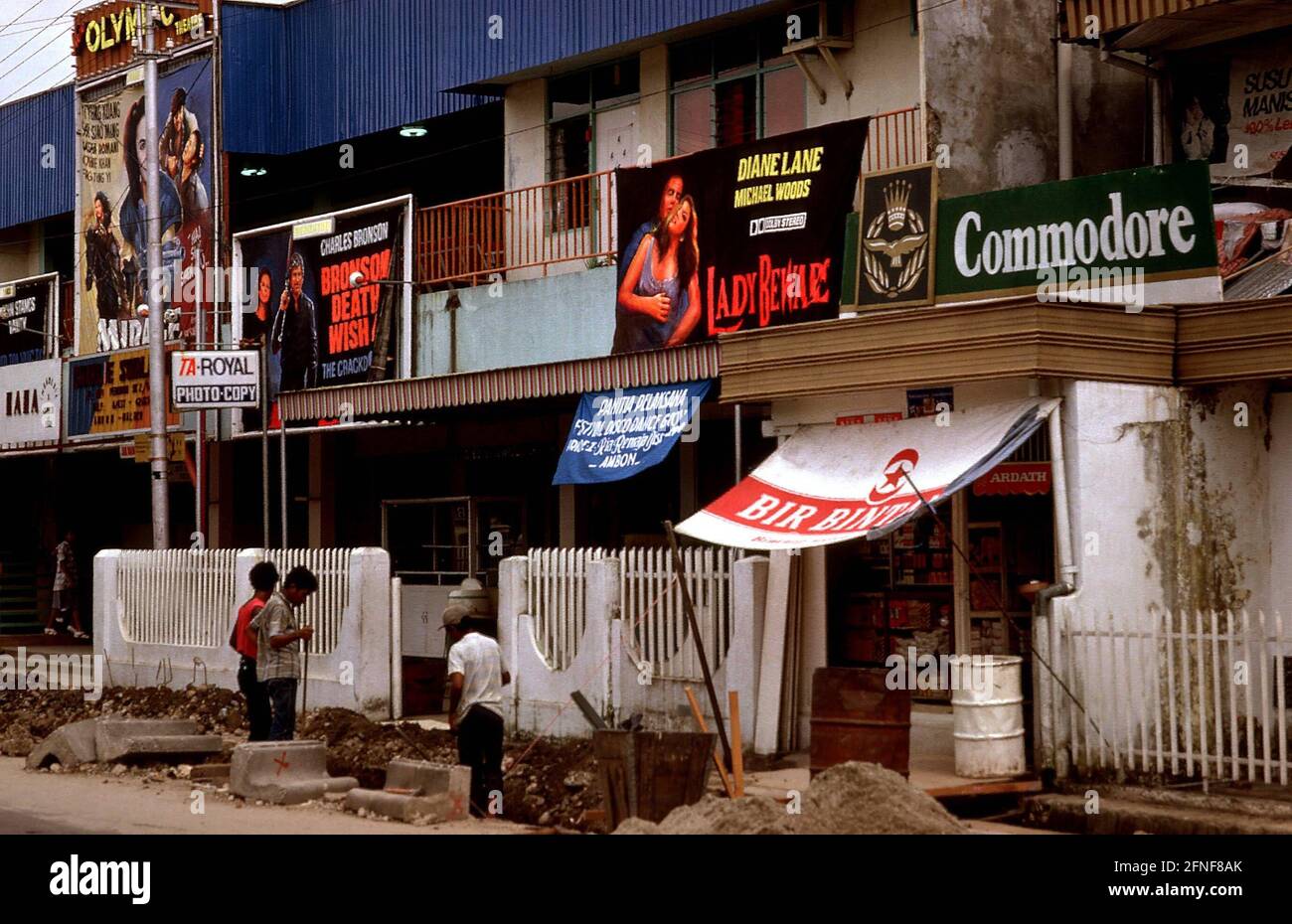 Strada con poster che pubblicizzano vari film cinematografici. [traduzione automatizzata] Foto Stock