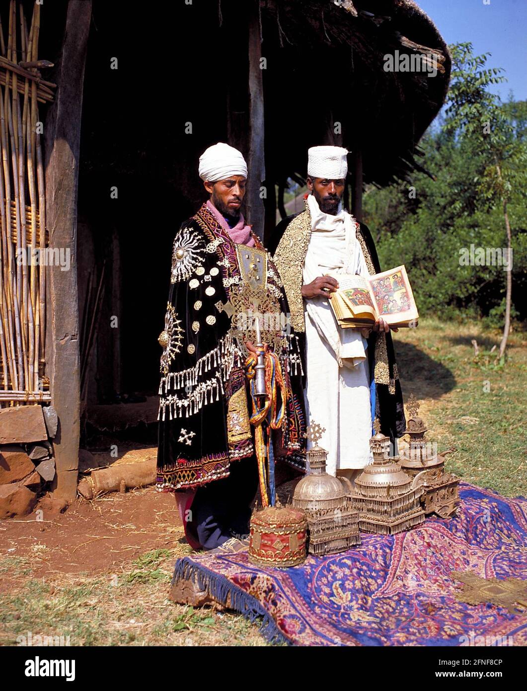 Due sacerdoti etiopi del monastero di Bahar Dhar sulla penisola di Zeghi, nel lago di Tana, con le antiche corone imperiali che conservano fino ad oggi. [traduzione automatizzata] Foto Stock