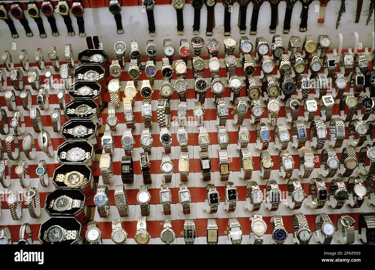 Plagio di orologi di marca in commercio sulla costa meridionale turca. [traduzione automatizzata] Foto Stock