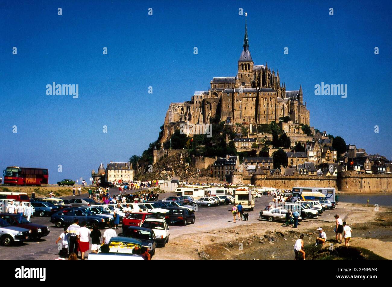 Fondata nel 966, l'ex abbazia benedettina sull'isola di granito alta 90 metri nel Golfo di San Malo è un monumento architettonico unico di architettura monastica medievale e fortezza. Il complesso è stato dichiarato Patrimonio dell'Umanità dall'UNESCO. [traduzione automatizzata] Foto Stock