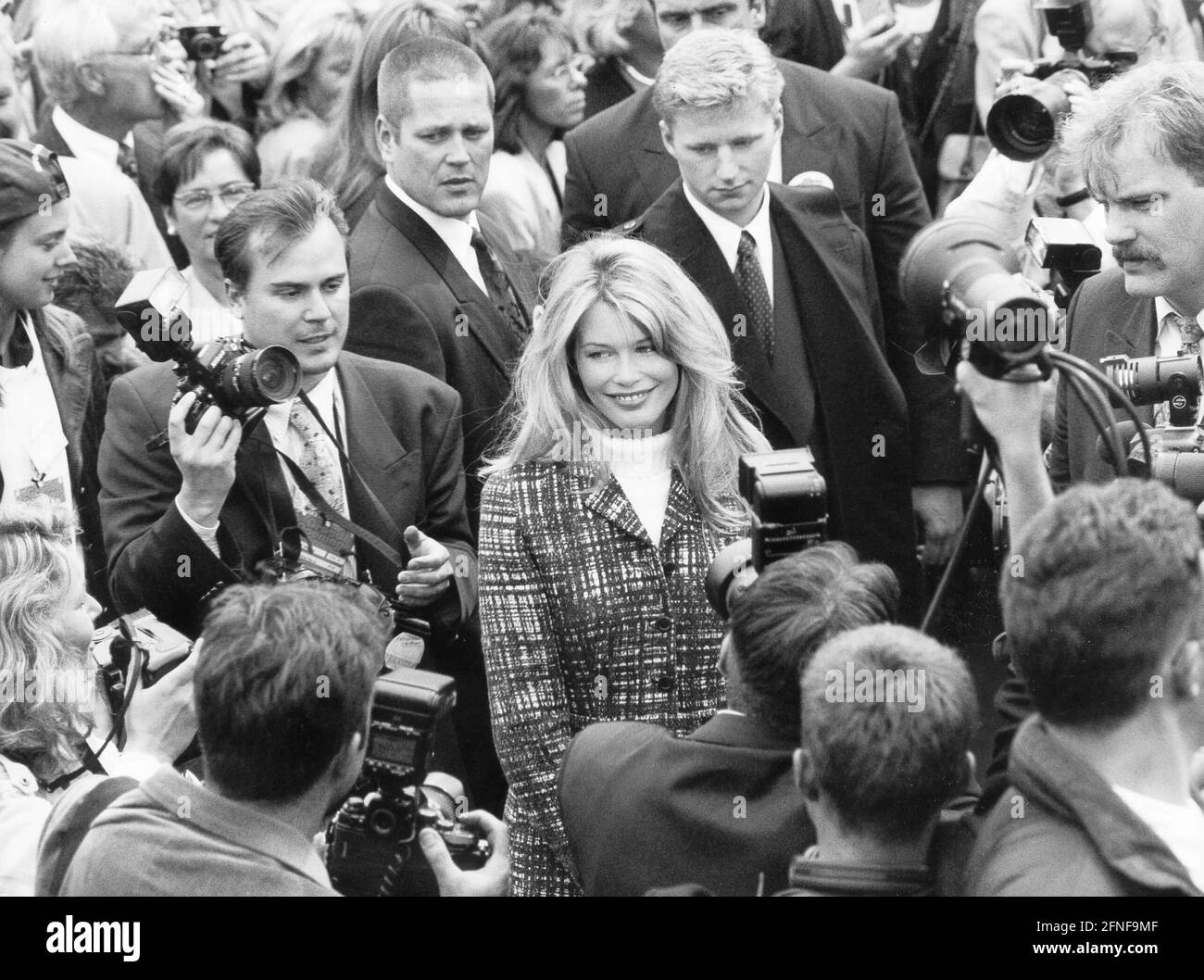 Claudia Schiffer con i tifosi. [traduzione automatizzata] Foto Stock