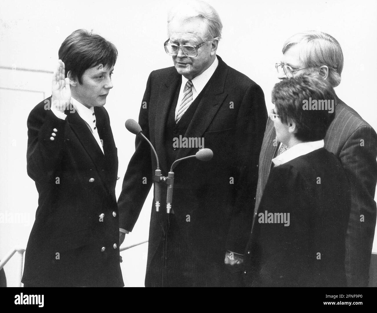 Il nuovo Ministro federale delle donne, Angela Merkel (sinistra), è stato giurato dal Presidente del Bundestag, Rita Süßmuth (destra). [traduzione automatizzata] Foto Stock