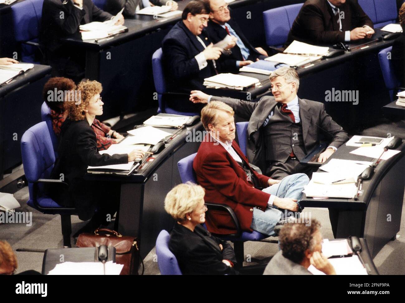 Data della fotografia: 24.11.1999 Vista del gruppo parlamentare Verde nel Bundestag, da sinistra. Steffi Lemke, Winfried Nachtwei e il Ministro degli Esteri Joschka Fischer. [traduzione automatizzata] Foto Stock
