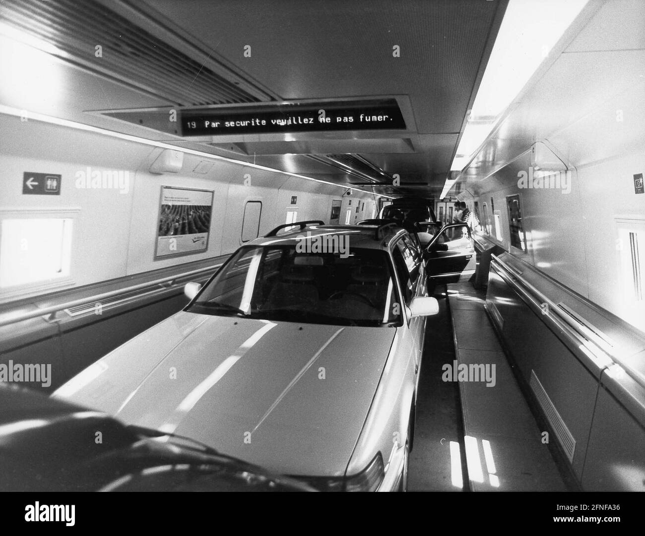 Vista su un carro di uno dei treni che trasporta veicoli e passeggeri attraverso l'Eurotunnel tra Calais e Folkstone, nel sud dell'Inghilterra. [traduzione automatizzata] Foto Stock