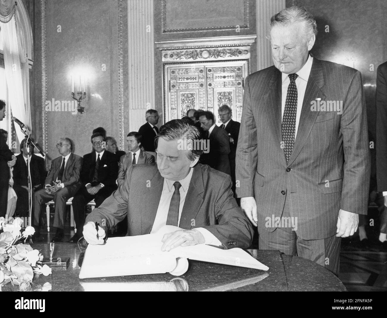 Joszef Antall, primo ministro ungherese, firma il Libro d'Oro a Prinz-Carl-Palais durante una visita a Monaco. [traduzione automatizzata] Foto Stock