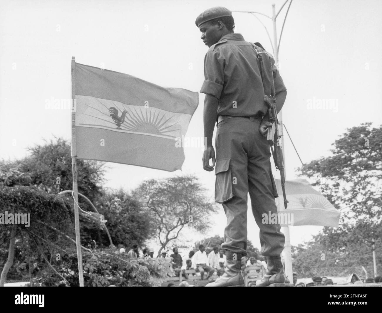 Soldato del movimento occidentale UNITA al posto nella capitale angolana Luanda. Le elezioni libere si svolgono nel 1992 nel paese governato dall'MPLA comunista. [traduzione automatizzata] Foto Stock