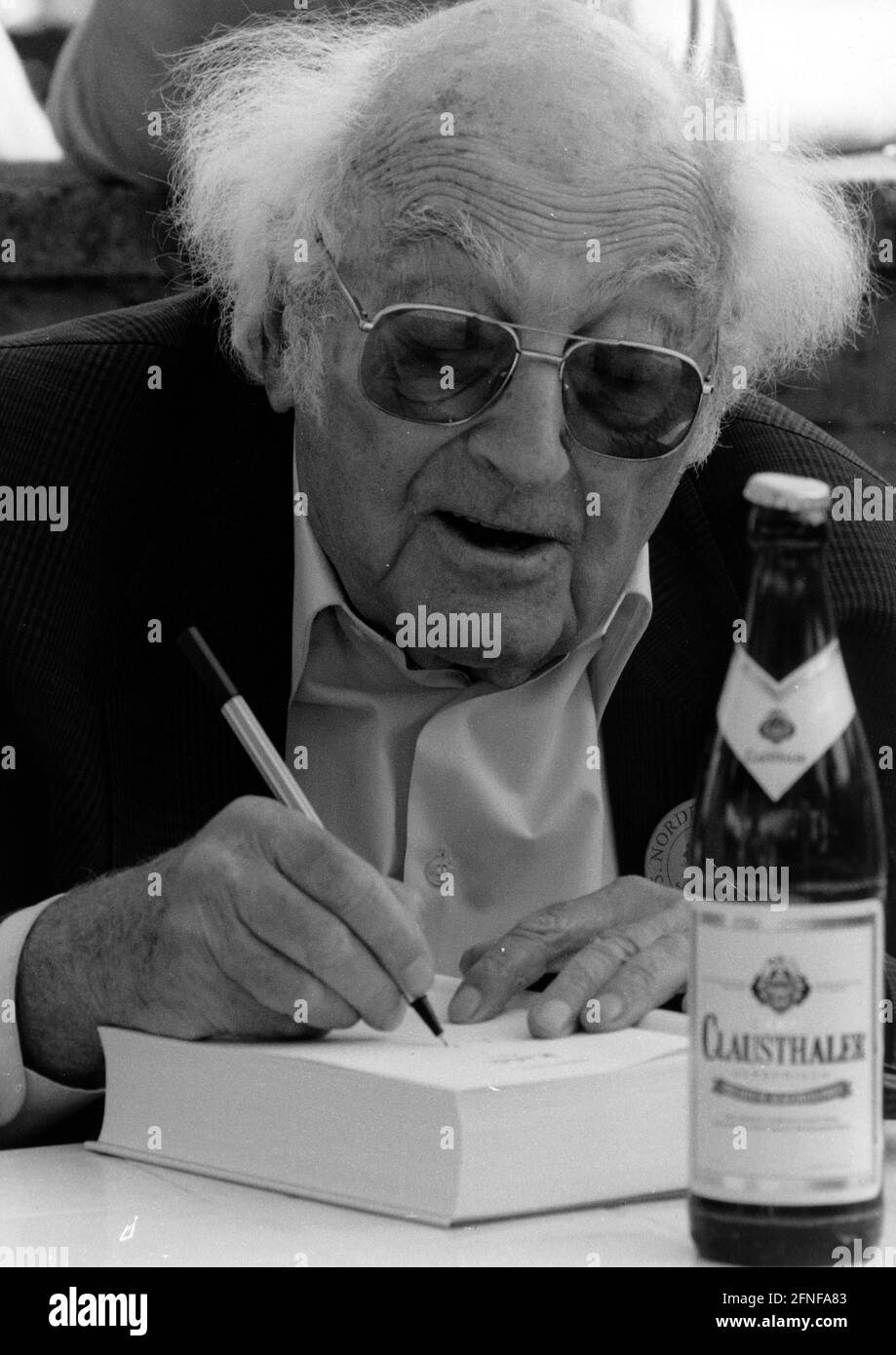Data di registrazione: 06.05.1995 Stefan Heym - 10.04.1913 - 16.12.2001 lo scrittore con un atteggiamento critico nei confronti della leadership della GDR firma i suoi libri in occasione di un evento PDS nel quartiere berlinese di Pankow nel maggio 1995. [traduzione automatizzata] Foto Stock