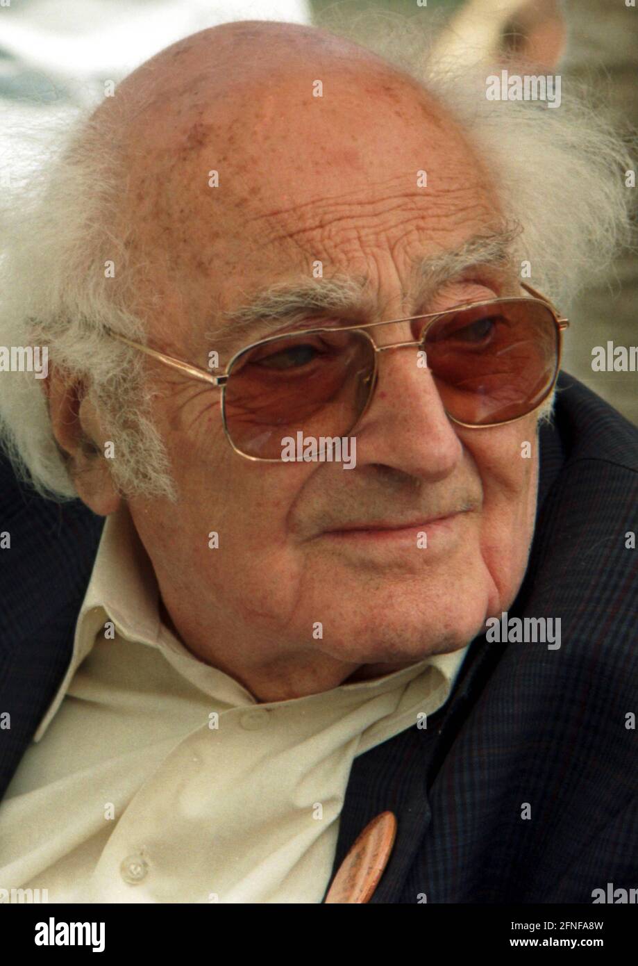 Data di registrazione: 06.05.1995 Stefan Heym - 10.04.1913 - 16.12.2001 il 6 maggio 1995 lo scrittore partecipa ad un evento PDS nel quartiere berlinese di Pankow e firma i suoi libri. [traduzione automatizzata] Foto Stock