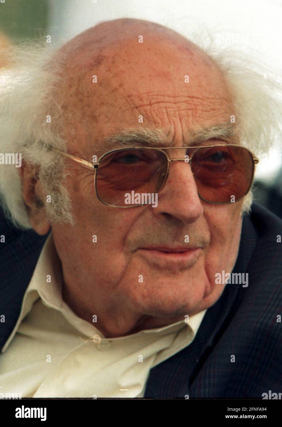 Data di registrazione: 06.05.1995 Stefan Heym - 10.04.1913 - 16.12.2001 il 6 maggio 1995 lo scrittore partecipa ad un evento PDS nel quartiere berlinese di Pankow e firma i suoi libri. [traduzione automatizzata] Foto Stock