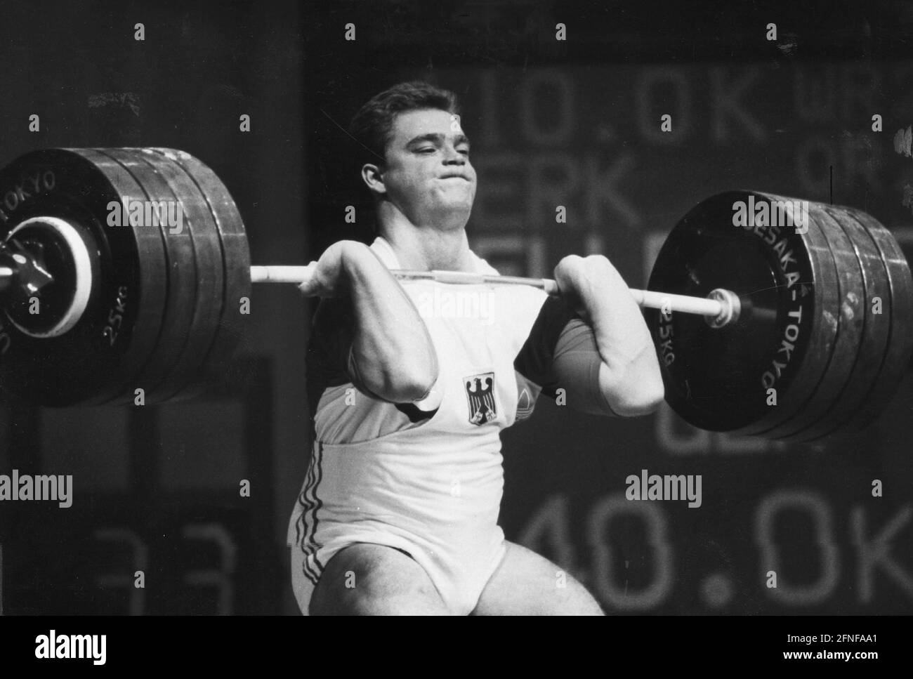 Il campione olimpico tedesco Ronny Weller pesi di sollevamento. La foto è  stata probabilmente scattata durante i Giochi Olimpici di Barcellona. [ traduzione automatizzata] Foto stock - Alamy