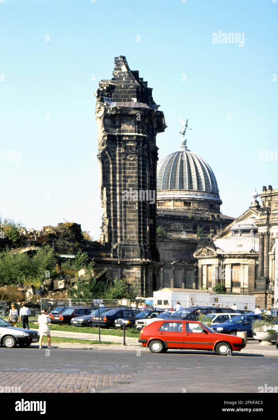 Data della fotografia: 03.10.1992 rovina della Frauenkirche (Chiesa di nostra Signora) su Neumarkt a Dresda, distrutta da un bombardamento raid nel febbraio 1945, fino all'inizio della ricostruzione il 4 gennaio 1993 Memorial contro la guerra e la violenza [traduzione automatizzata] Foto Stock