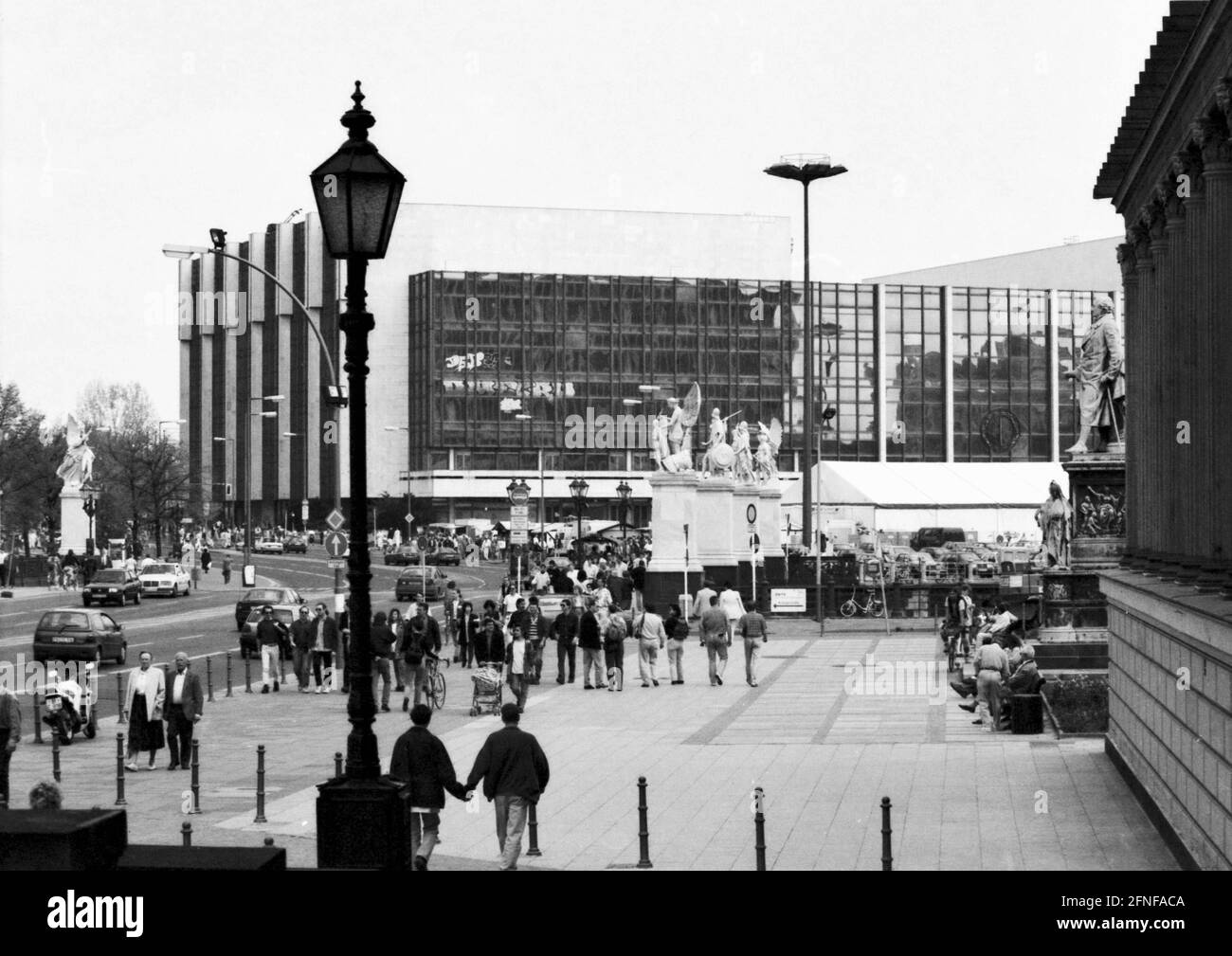 Data della foto: 01.05.1995 Vista dalla Schlossbrücke sulla Schlossplatz fino al Palazzo della Repubblica della RDT sull'ex Marx-Engels-Platz. Foto del 01 maggio 1995 [traduzione automatica] Foto Stock