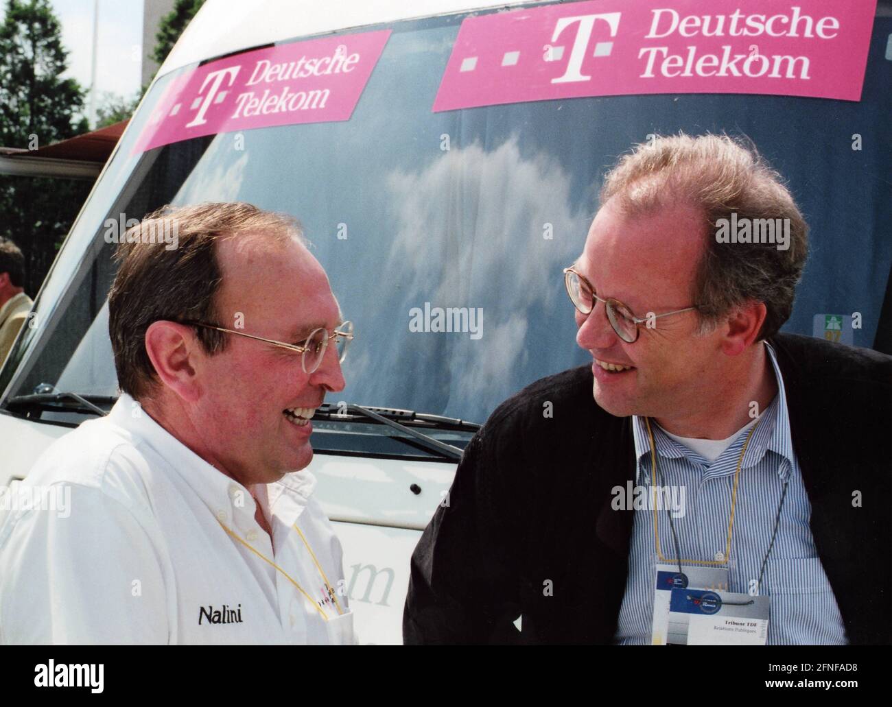 Il direttore sportivo del Team Telekom, Walter Godefroot (l.), in conversazione con il presidente del gruppo parlamentare SPD e appassionato di ciclismo confessato, Rudolf Scharping, il 5 luglio 1997, prima della gara dell'84° Tour de France a Rouen. [traduzione automatizzata] Foto Stock