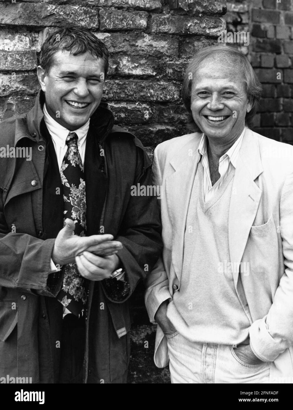 "Data di registrazione: 15.11.1991 il regista Wolfgang Petersen (destra) e l'attore Tom Berenger (sinistra) presentano il loro nuovo film "Death in the Mirror" ("Shattered"). [traduzione automatizzata]" Foto Stock