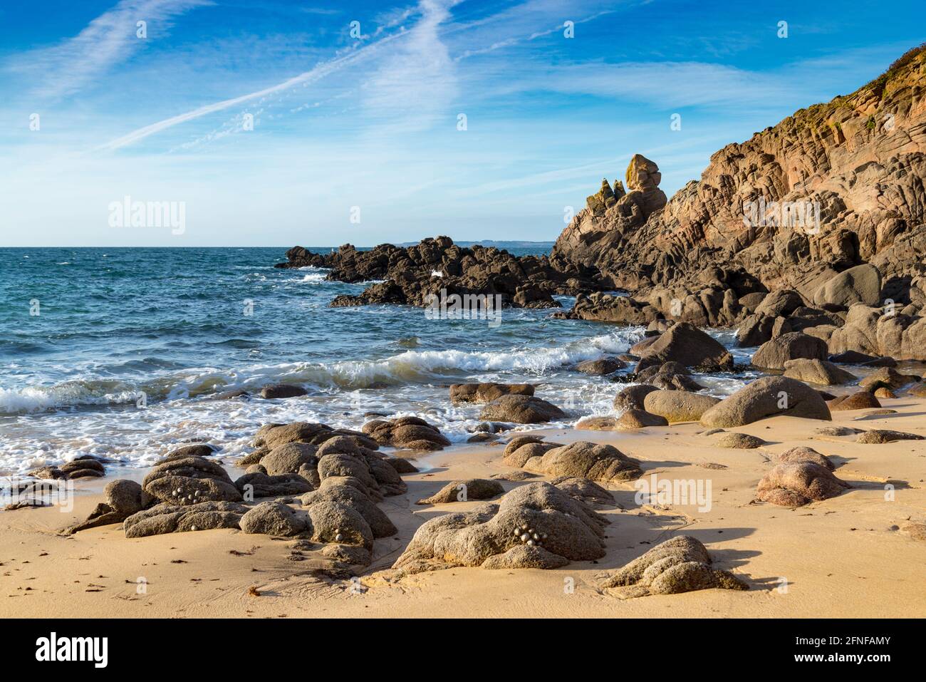Spiaggia di sabbia tra le rocce Oceano Atlantico isola di Houat, Francia Foto Stock