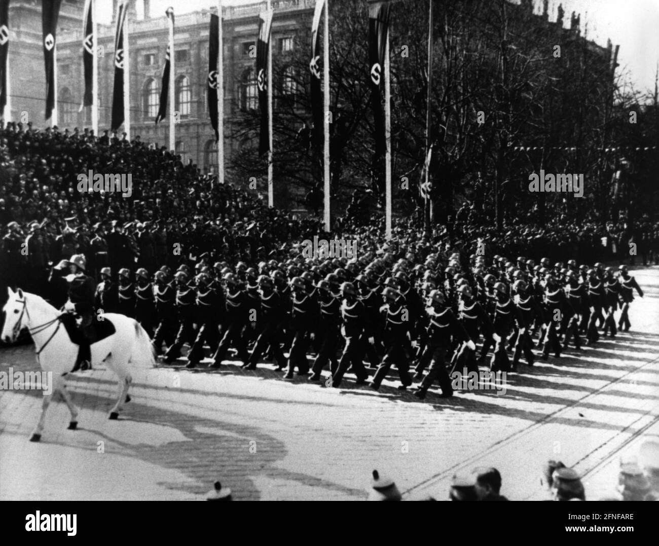 Truppe austriache che marciano oltre Adolf Hitler. [traduzione automatizzata] Foto Stock