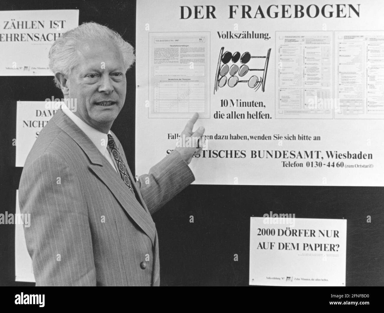 Il presidente dell'Ufficio federale di statistica Egon Hölder si trova di fronte alle schede di dichiarazione dei questionari del censimento. [traduzione automatizzata] Foto Stock