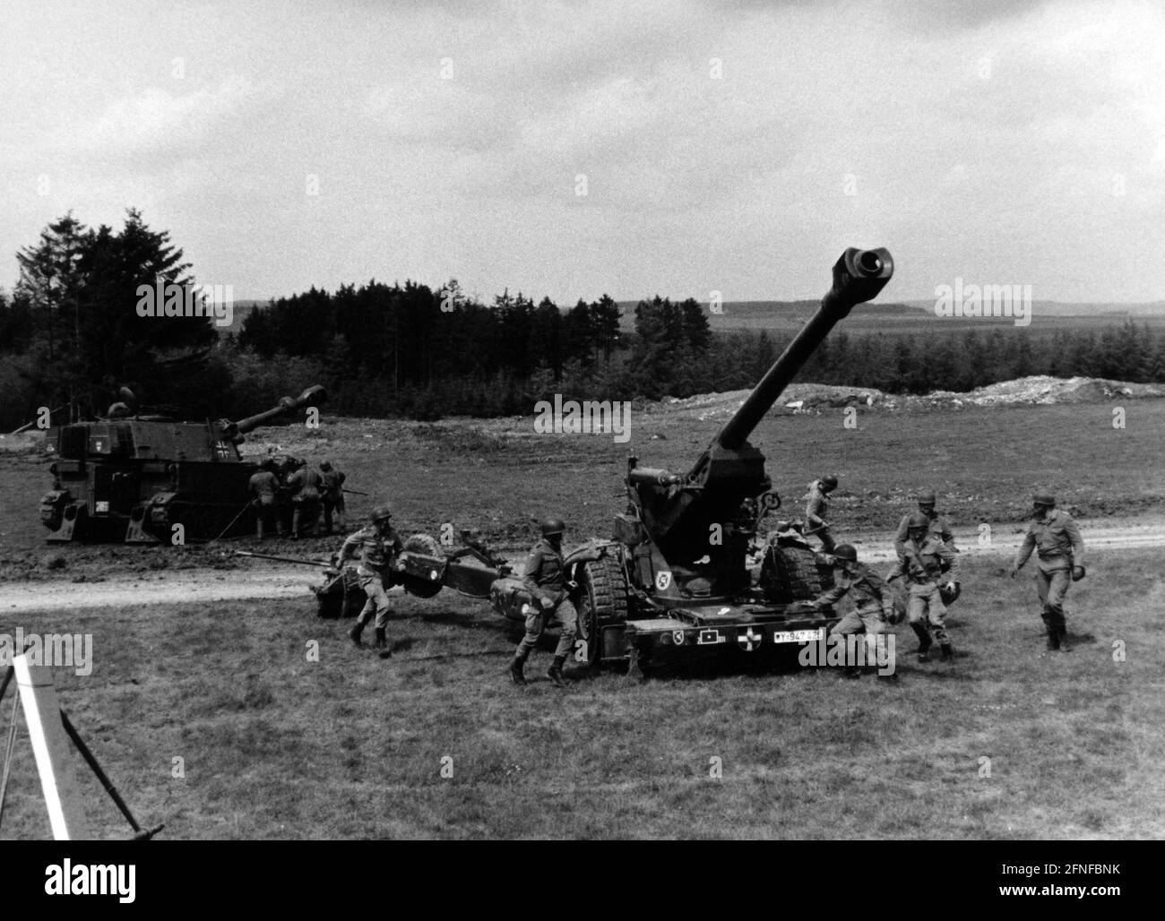 Dietro il campo uritzer un serbatoio M109 uritzer. [traduzione automatizzata] Foto Stock