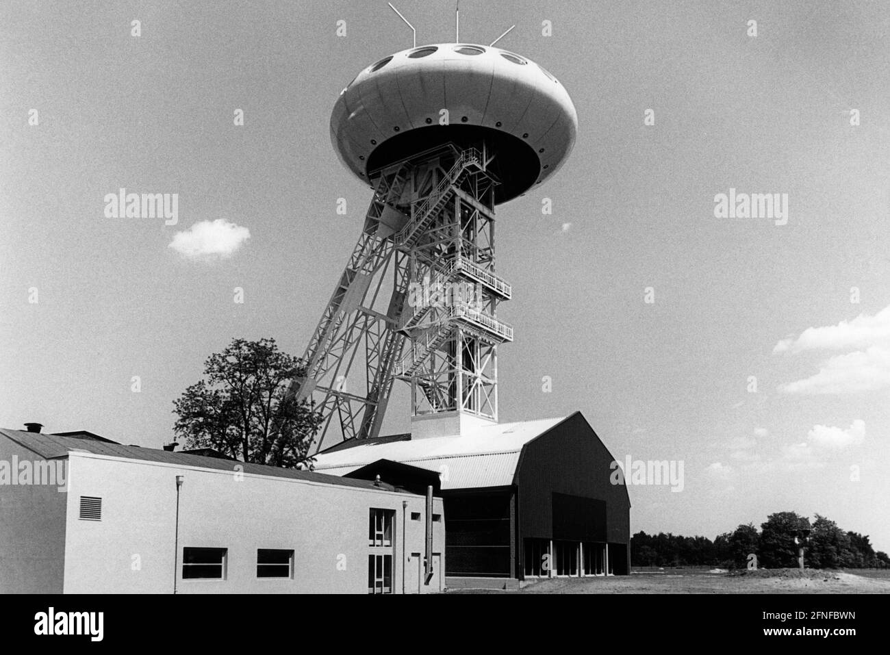 'Vista del centro tecnologico ''Lüntec'' presso l'ex albero di Achenbach IV a Lünen nel maggio 1995: Il centro di progettazione a forma di UFO in cima alla torre di avvolgimento. [traduzione automatizzata]" Foto Stock