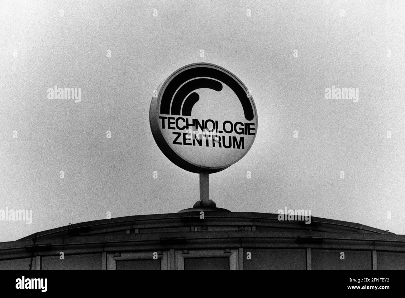 Il logo del Dortmund Technology Center nelle immediate vicinanze dell'università. [traduzione automatizzata] Foto Stock