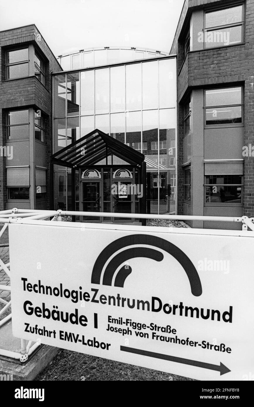 Vista dell'ingresso all'edificio principale del Dortmund Technology Center nelle immediate vicinanze dell'università di Emil-Figge-Straße/Joseph von Fraunhofer-Straße nel febbraio 1998. In primo piano la targa dell'edificio. [traduzione automatizzata] Foto Stock