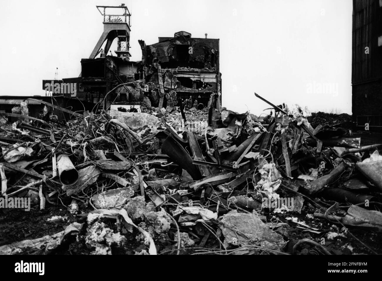 Una vista dei resti della collisione di Osterfeld i a Oberhausen (Germania) il 12 gennaio 1994. In primo piano c'è un sacco di rottami e macerie. Sullo sfondo si può ancora vedere la torre tortuosa e una parte di un altro edificio. [traduzione automatizzata] Foto Stock