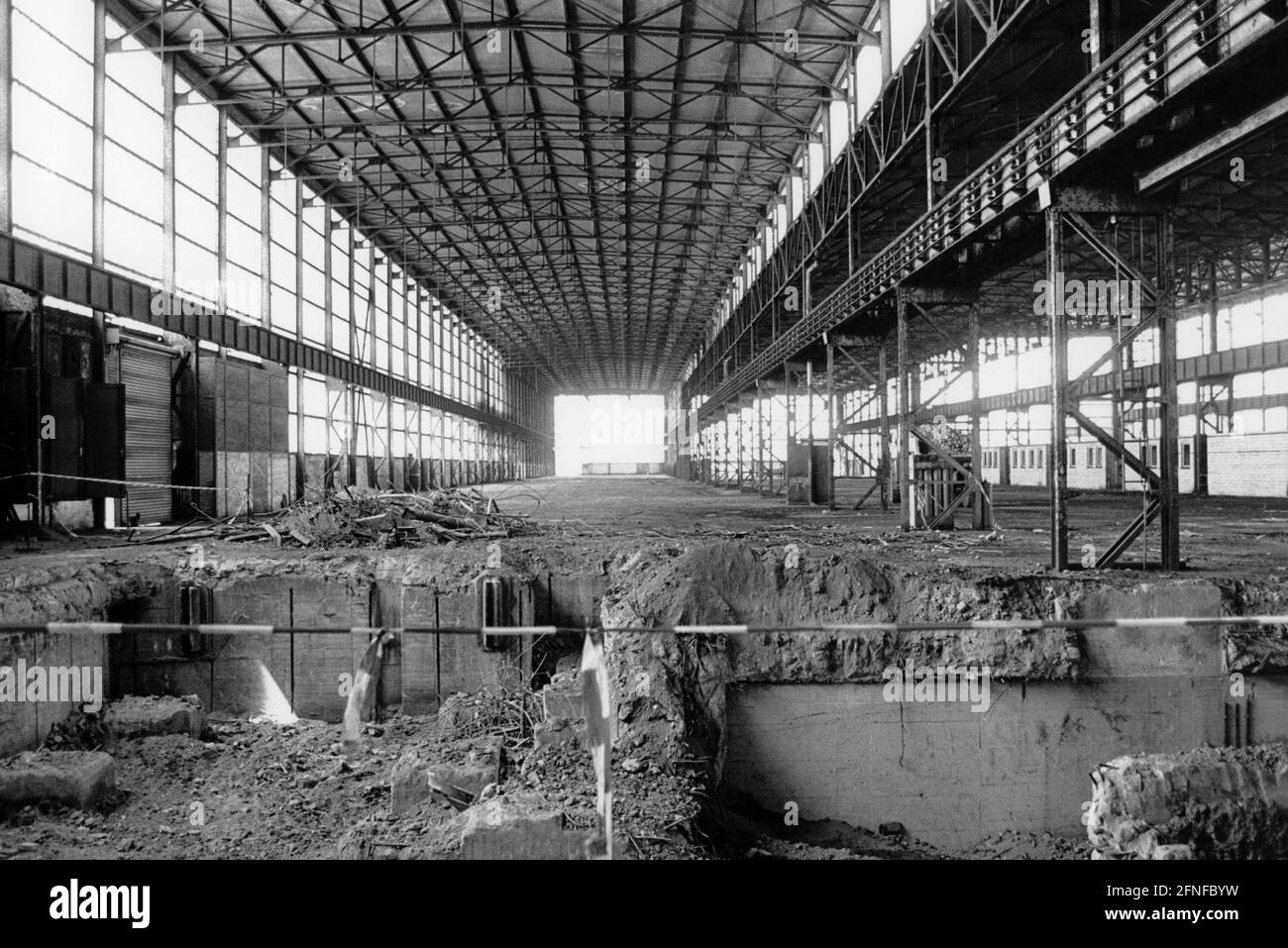 Vista del laminatoio vuoto sul sito dell'ex attività mineraria e fonderia Krupp AG a Duisburg-Rheinhausen nel luglio 1997. Esso deve essere sviluppato nell'ambito di un sistema di riattivazione fondiaria per l'insediamento di imprese industriali. Rottami e rifiuti sono sparsi intorno alla sala. [traduzione automatizzata] Foto Stock