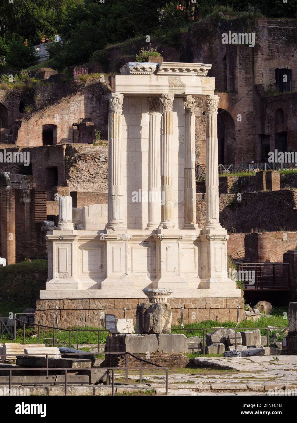 Roma. Italia. Resti / ricostruzione del Tempio di Vesta (Tempio di Vesta) nel Foro Romano (Foro Romano). Foto Stock