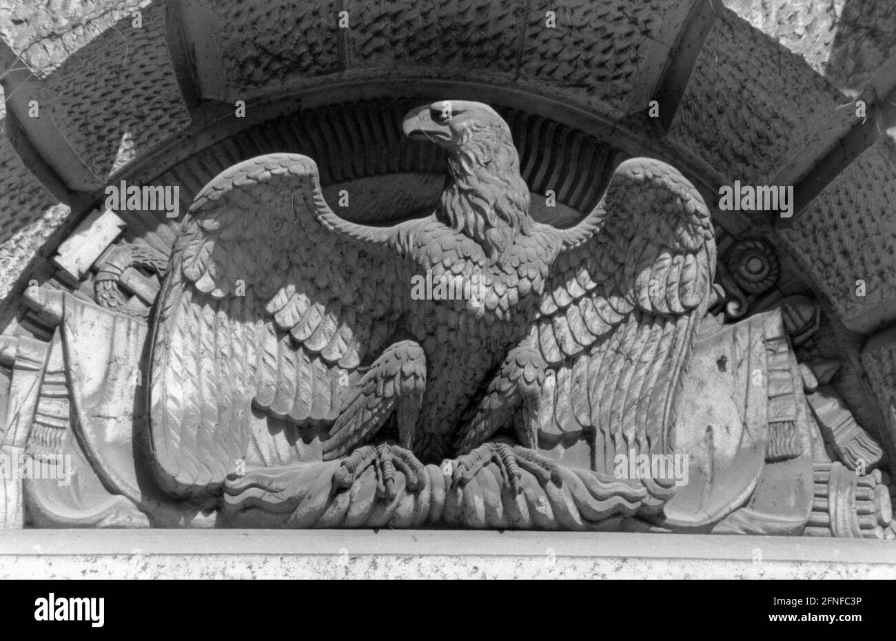 A Berlino sotto gli alberi di tiglio è l'aquila federale. Fotografia non datata, circa 1950. [traduzione automatizzata] Foto Stock